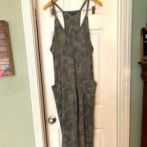 Wild fable size medium camouflage romper